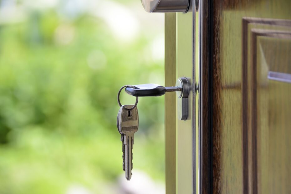 clés dans la porte d'une maison qui a été vendue rapidement